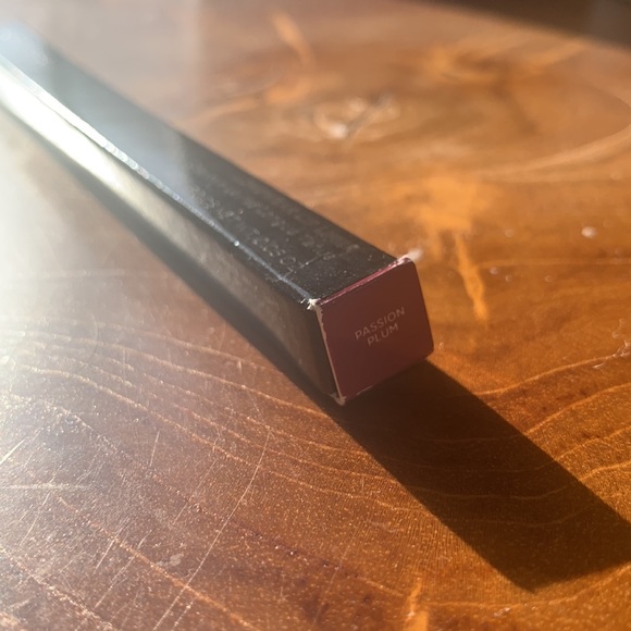 *NWT Boutique* Laura Mercier Longwear Lipliner in Passion Plum - Picture 2 of 2